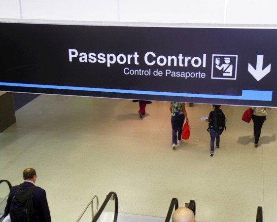 Photo contrôle passeports aéroport @Jeff Greenberg