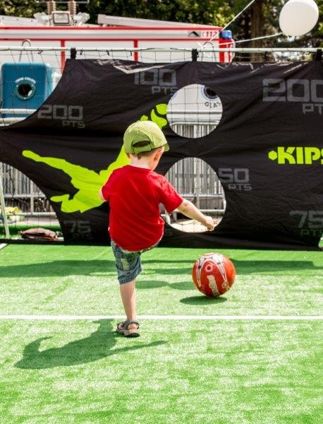 jongen voetballen